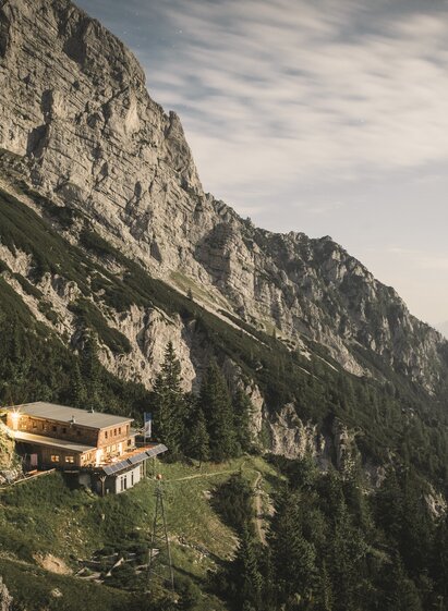 Eine Schutzhütte am Berg