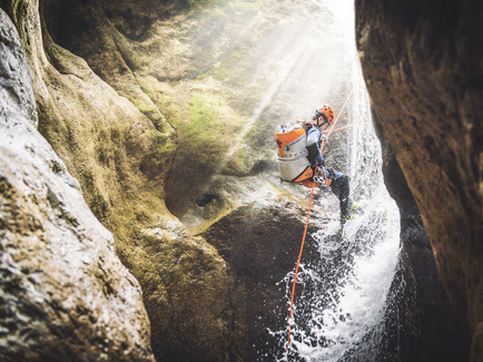 Ein Mann beim Canyoning in einer Schlucht im Gesäuse