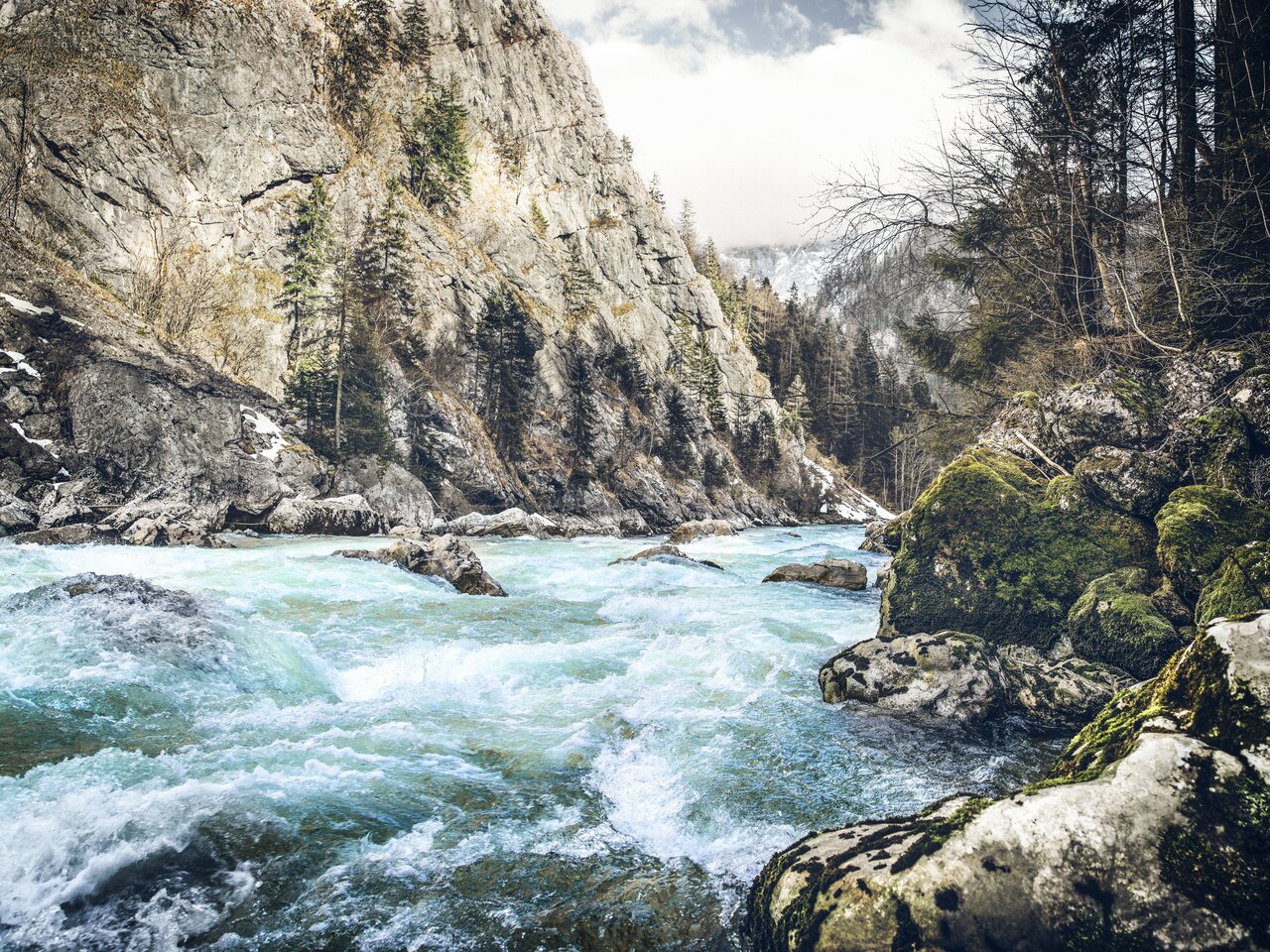 Ein Fluss, der durch eine Schlucht fließt