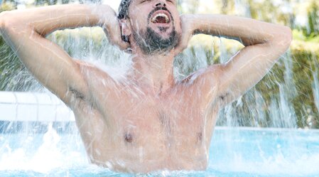 Doing good for yourself in thermal water | © Thermen- & Vulkanland | Harald Eisenberger