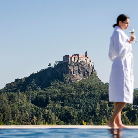 Wellness im Genusshotel mit Blick auf die Riegersburg | © Thermen- & Vulkanland | Harald Eisenberger