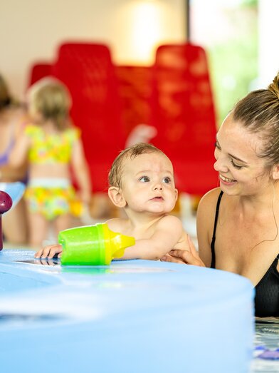 Mutter und Baby im Becken im H2O-Hotel-Therme-Resort Bad Waltersdorf im Thermen- & Vulkanland Steiermark