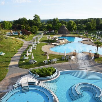 Outdoor area of the Rogner Bad Blumau spa | Hundertwasser Architekturprojekt | © Hundertwasser Architekturprojekt