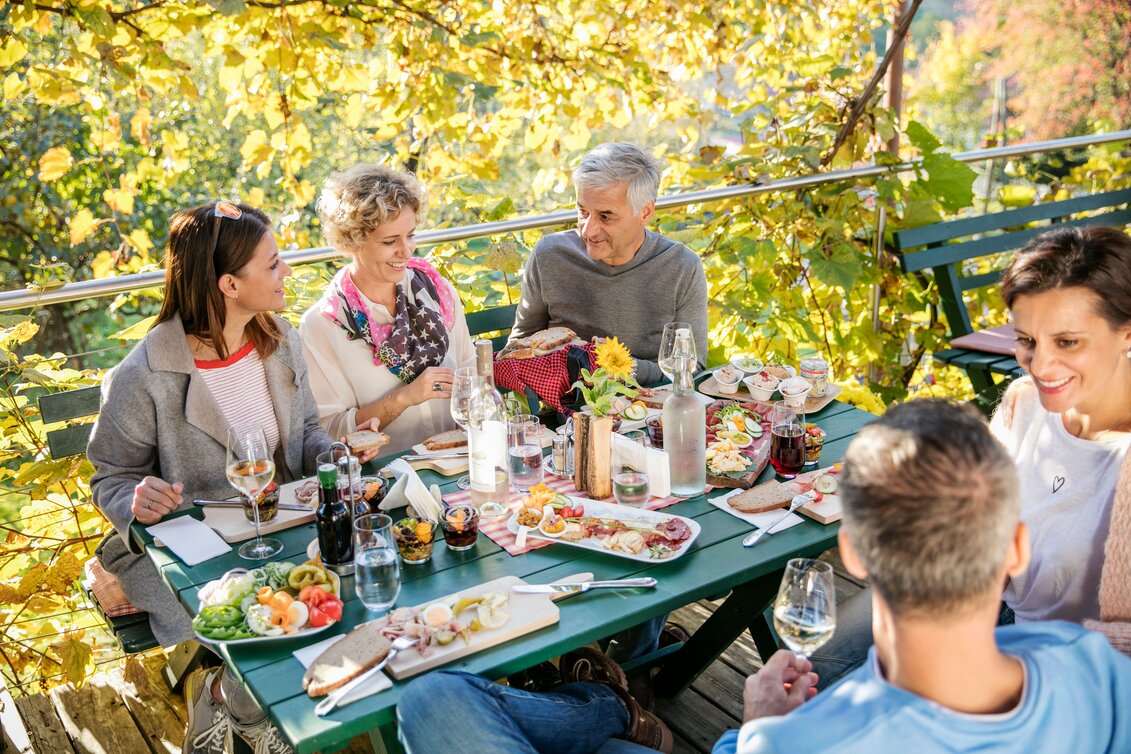 Gemeinsame Zeit beim Buschenschank verbringen | © Thermen- & Vulkanland | Harald Eisenberger