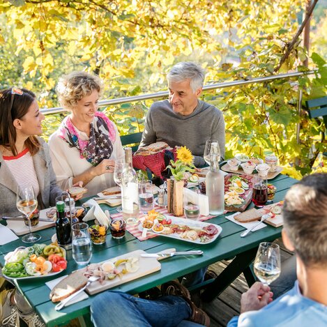 Spending time together at the Buschenschank | © Thermen- & Vulkanland | Harald Eisenberger