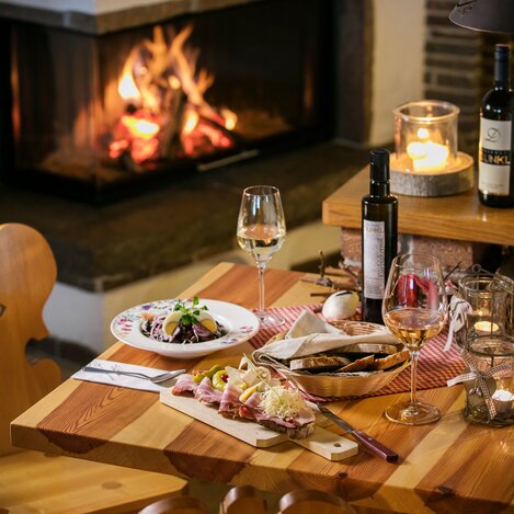 Steirische Gemütlichkeit am Kamin | © Thermen- & Vulkanland | Harald Eisenberger