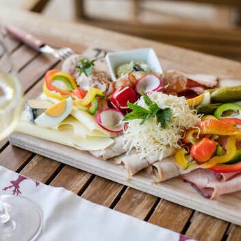 Köstlich - steirische Brettljause und ein Glas Wein  | © Thermen- & Vulkanland | Harald Eisenberger