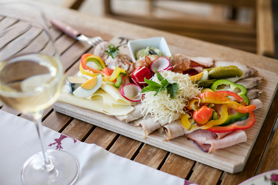 Delicious - Styrian Brettljause and a glass of wine  | © Thermen- & Vulkanland | Harald Eisenberger