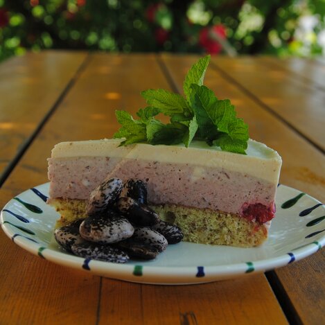Cake with Styrian beetle beans | © Thermen- & Vulkanland | Käferbohnenkabinett Michaela Summer