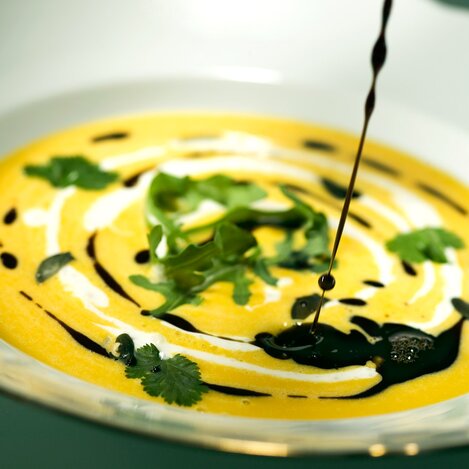 Cream of pumpkin soup refined with pumpkin seed oil | © Thermen- & Vulkanland | Robert Sommerauer I Pixelmaker