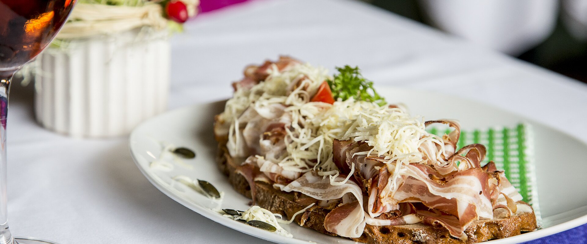 Bacon bread with horseradish (horseradish) in the Styrian Buschenschank | © Steiermark Tourismus | Achim Schmidt