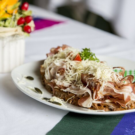 Speckbrot mit Kren (Meerrettich) im steirischen Buschenschank | © STG | Achim Schmidt