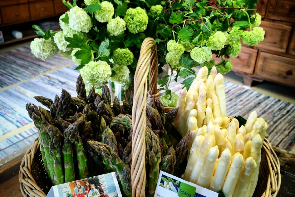 Asparagus is a delicious seasonal change in the menu | © Steirerspargel | Hofladen Brugner Bad Blumau 