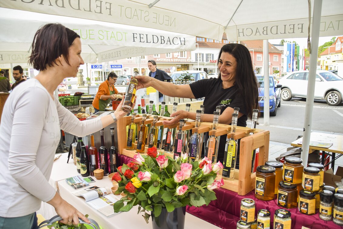 Regional Einkaufen am Bauernmarkt in Feldbach | © Bernhard Bergmann | Stadtgemeinde Feldbach