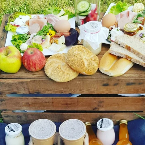 Directly on the Kaskögerlweg: Picnic of the Haas family in Gnas | © Thermen- & Vulkanland | Obsthof Haas Gnas