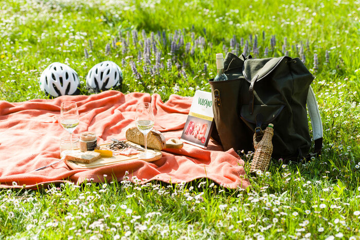 Picnic surrounded by beautiful nature | © Thermen- & Vulkanland | pixelmaker.at