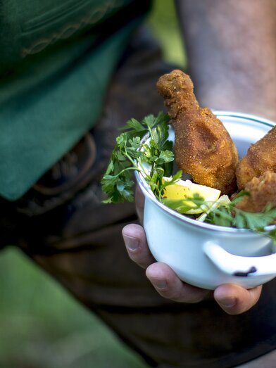 Deep fried chicken, a Styrian speciality | © Steiermark Tourismus | Tom Lamm