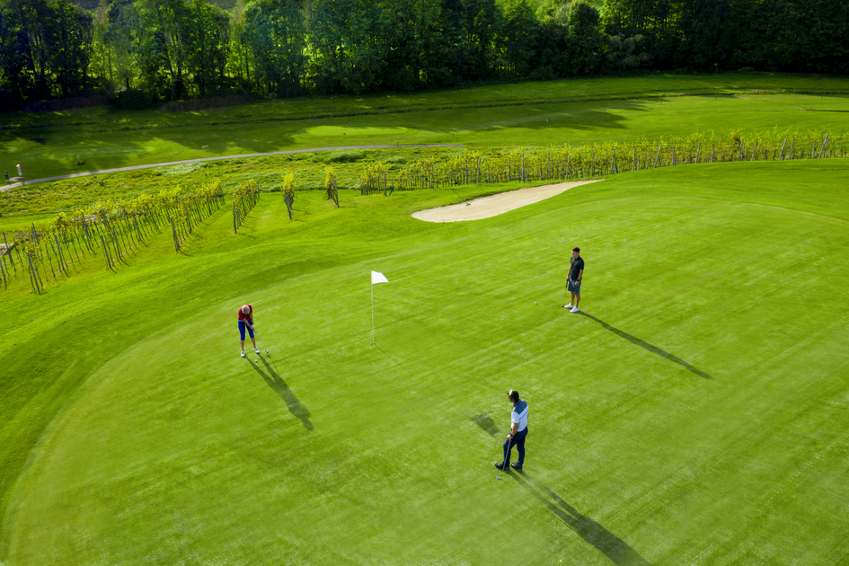 Traminergolf Resort Klöch nestled in the vineyard | © Thermen- & Vulkanland | pixelmaker.at