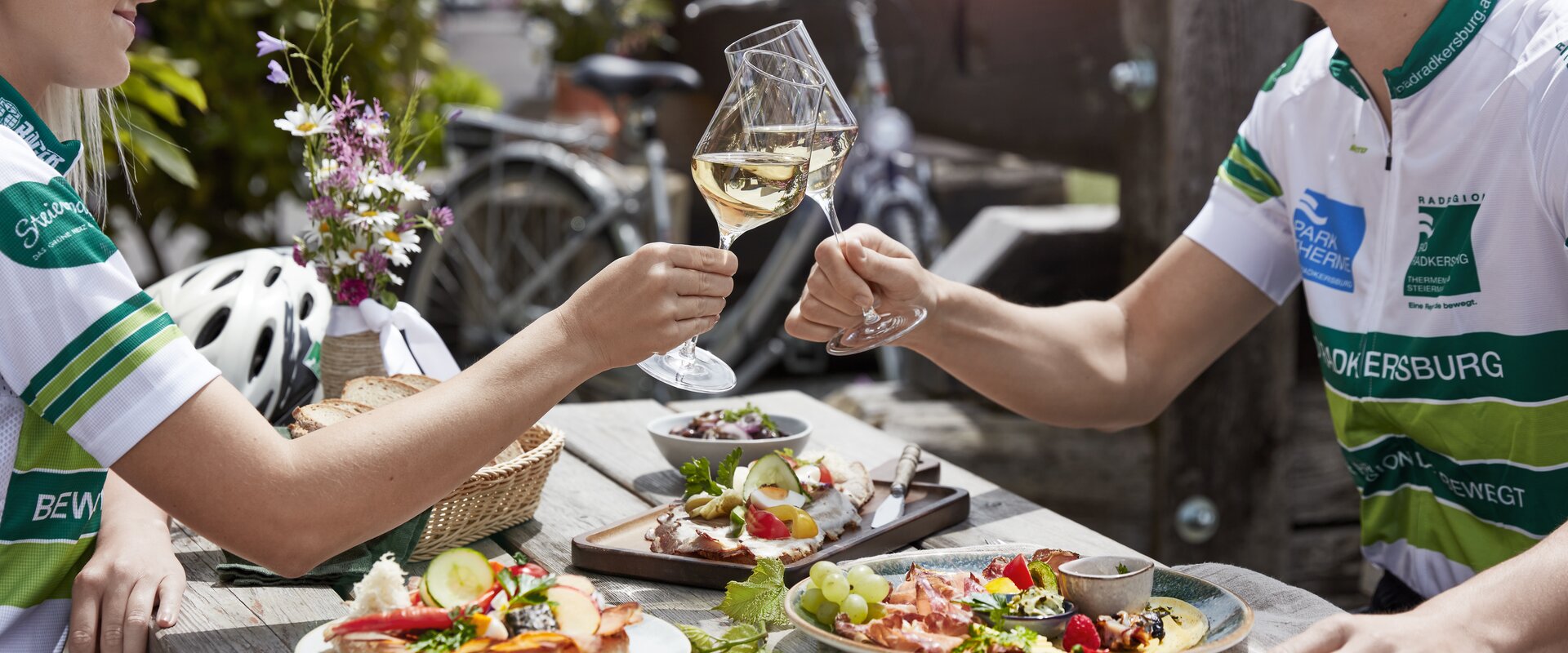 Wohlverdiente Rast im Buschenschank | © Thermen- & Vulkanland | Barbara Majcan