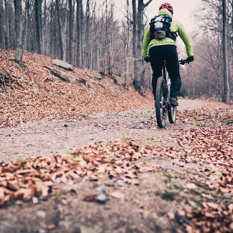 Even in cooler temperatures, nothing stands in the way of a cycling tour in Styria | © iStock.com, blyjak | Blazej Lyjak
