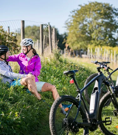 Biker-Pause in den Weingärten | © Thermen- & Vulkanland | Harald Eisenberger