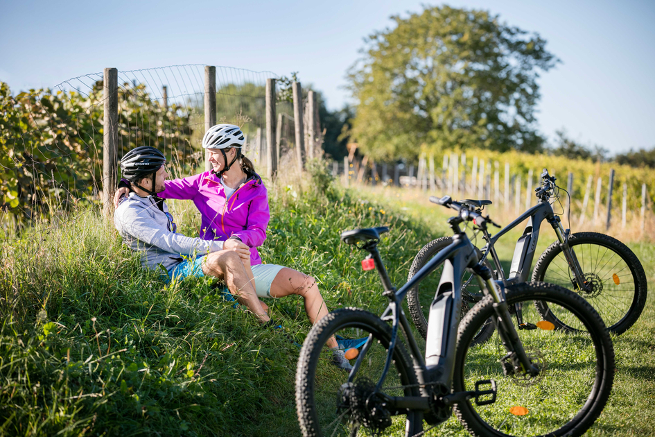Biker-Pause in den Weingärten | © Thermen- & Vulkanland | Harald Eisenberger