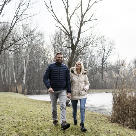 Cosy winter walk by the lake | © Thermen- & Vulkanland | pixelmaker.at