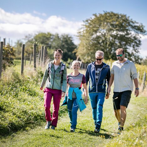 Bright faces while hiking | © Thermen- & Vulkanland | Harald Eisenberger