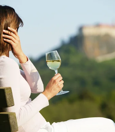 Enjoy the view with a glass of wine | © Thermen- & Vulkanland | Harald Eisenberger