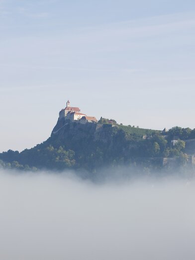 The Riegersburg in the mystical mist | © Thermen- & Vulkanland | Color Solutions