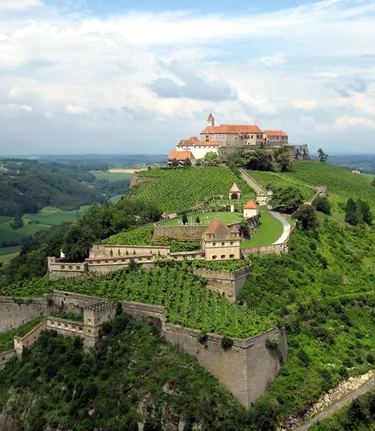 Gesamte Ansicht der imposanten Riegersburg | © Thermen- & Vulkanland | Harald Eisenberger