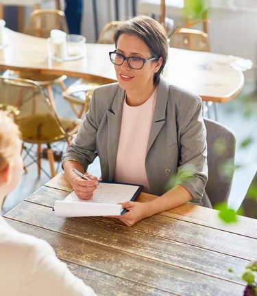 Kellnerin einstellen | © freepik.com | Pressfoto