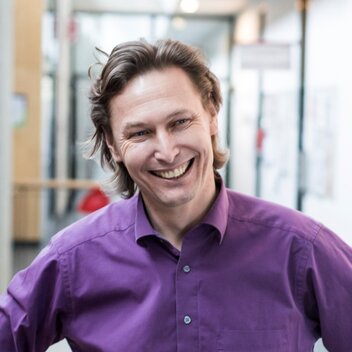 Prof. MMag. Dr. Harald Friedl: "Es kommen sehr viele Veränderungen auf uns zu, die die Leute nicht wollen, und darauf zu reagieren, wird die Herausforderung sein. Wir brauchen Angebote, die sehr niederschwellig und auch mit Gamification verbunden sind, um die Leute zu erreichen." - Experte für nachhaltigen Tourismus und Bildung FH JOANNEUM | © Harald Friedl | Harald Friedl