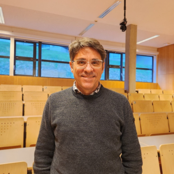 Andreas Jäger: " Die Tendenz ist klar: Durch die wärmeren Temperaturen kann die Luft mehr Wasserdampf aufnehmen, was bedeutet, dass die Starkniederschläge intensiver und die Trockenperioden trockener werden. Diese Entwicklungen erfordern ein neues Bewusstsein und Anpassungsmaßnahmen, die wir aktiv angehen müssen.“ - Experte für Klimaforschung und Klimajäger | © Lisa Almer | Lisa Almer