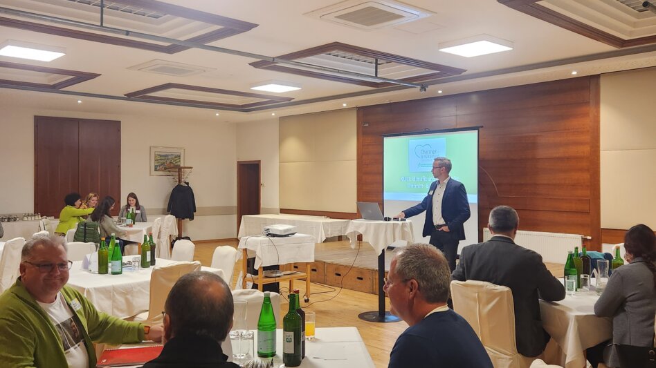 Jörg Pfeifer präsentiert KURT | © Lisa Almer | Lisa Almer