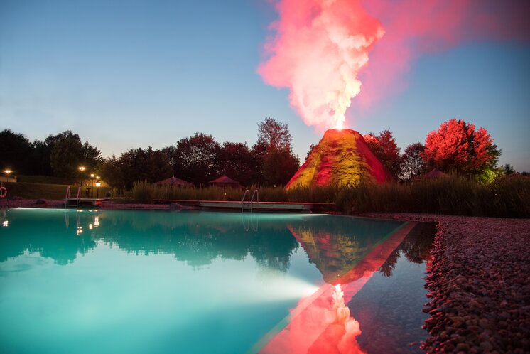 Vulkan, Ausbruch, Nacht  | © Rogner Bad Blumau, Hundertwasser Architekturprojekt