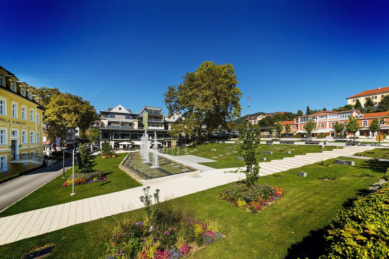 Flanieren & Genießen am Hauptplatz in Bad Gleichenberg | © Thermen- & Vulkanland | Werner Krug