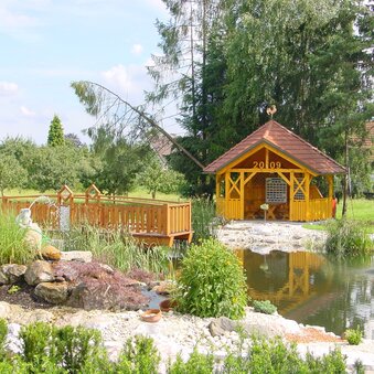 Small pond with wooden bridge in the district of Salsach, Deutsch Goritz | © Gemeinde Deutsch Goritz
