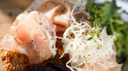 Taste the delicacies of the region | © Pfeiler´s Bürgerstüberl & Hotel | Linshalm