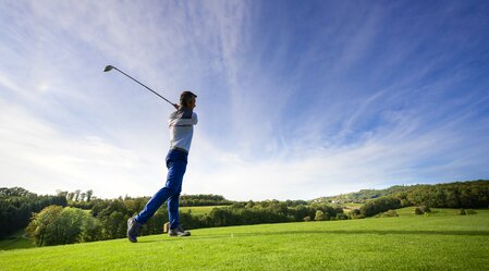 Tee off on the most beautiful Styrian golf courses | © Thermen- & Vulkanland | pixelmaker.at