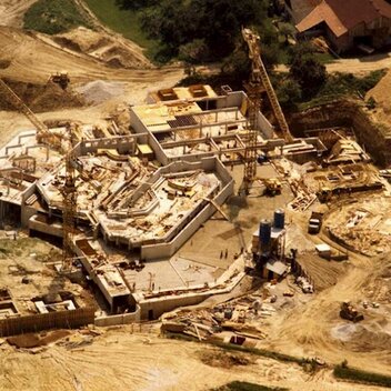 Nach der Eröffnung der Therme 1981 wurde dann schlagartig erweitert. 1983 kam es zum fürchterlichen "Jahrhundertbrand" - doch die Region ließ sich von diesem Rückschlag nicht unterkriegen. | © Archiv Thermenresort Loipersdorf