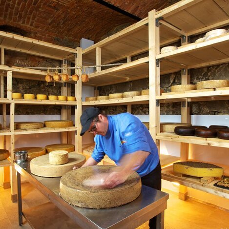 Vom Koch zum Almsenner und schließlich zum diplomierten Käsesomelier. So ließe sich in der würzigen Kürze die Stationen von Bernhard Gruber beschreiben. | © Herbert Lehmann, www.augenfutter.at | Herbert Lehmann | © Herbert Lehmann, www.augenfutter.at