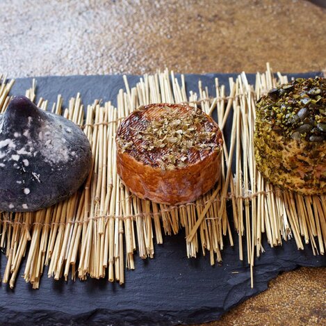 Im Herzen des Vulkanlandes mit herrlichem Blick auf die Riegersburg befindet sich die Fromagerie. Hier dreht sich alles um ihn: den Käse. | © Herbert Lehmann, www.augenfutter.at | Herbert Lehmann | © Herbert Lehmann, www.augenfutter.at