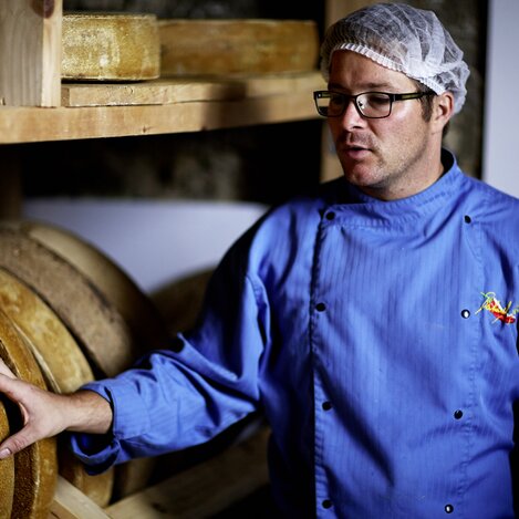 Berhard Gruber ist The Cheese Artist. Er vereint in der Fromagerie zu Riegersburg, der ersten Käsekunst/Affinage Manufaktur Österreichs, Qualität und Kreativität mit traditioneller Handwerkskunst. | © Peter M. Mayr | Peter M. Mayr | © Peter M. Mayr