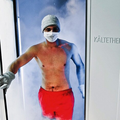 Ganzkörperkältetherapie - die intensive Kälteeinwirkung (-110°C für ca. 3 Minuten) blockiert das Schmerzempfinden, verkrampfte Muskeln entspannen sich, erkrankte Gelenke werden beweglicher und der Körper reagiert mit einer Überwärmung. | © DAS KURHAUS Bad Gleichenberg | © DAS KURHAUS Bad Gleichenberg