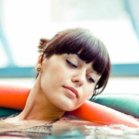 Warum wir alle baden gehen? Bereits zwei Studien bestätigen die heilende und stressabbauende Wirkung des steirischen Thermalwassers. | © Therme Loipersdorf | © Therme Loipersdorf