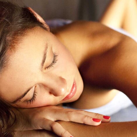 Sich erden. Am meisten "profitieren" hoch gestresste Menschen von einem Bad im Thermalwasser. | © Therme Loipersdorf | © Therme Loipersdorf