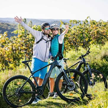 Paar Radfahren Weinberge Natur Steiermark | © TV Thermen- 6 Vulkanland_ Harald Eisenberger