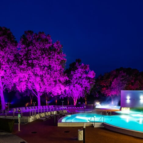 Rosa-rote Parklichter in der Parktherme Bad Radkersburg | © Thermen- & Vulkanland | Werner Krug | © Parktherme Bad Radkersburg, Werner Krug