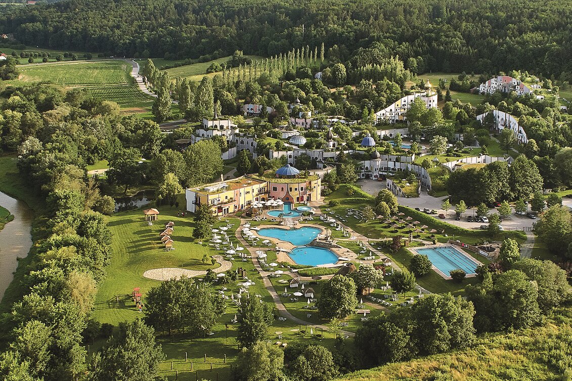 Rogner Bad Blumau (Luftansicht) | © ICONICTURN - Christian Stummer | ICONICTURN - Christian Stummer | Hundertwasser Architekturprojekt